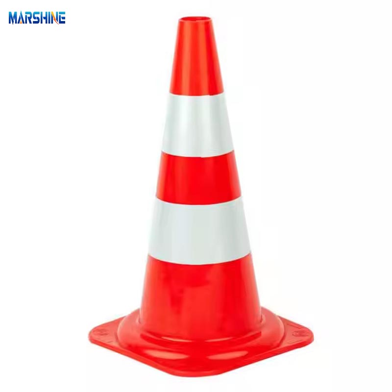 Mga cones sa kalsada sa trapiko